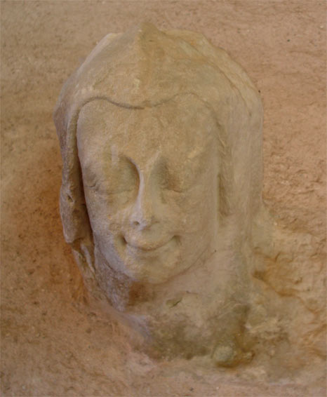 Плачущий человек. Средневековая скульптура. Каркасон. Франция. (Фото Лимарева).