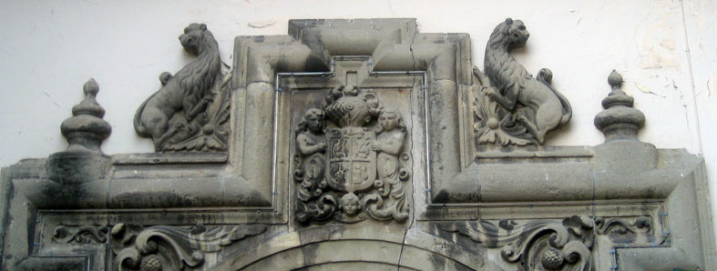 Фасад дома украшеный гербом. Испания.  (Фото Лимарева В.Н.)