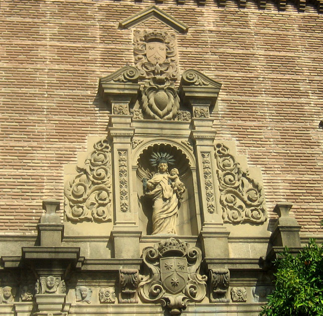 Фасад дома украшеный гербом. Барселона. Испания.  (Фото Лимарева В.Н.)