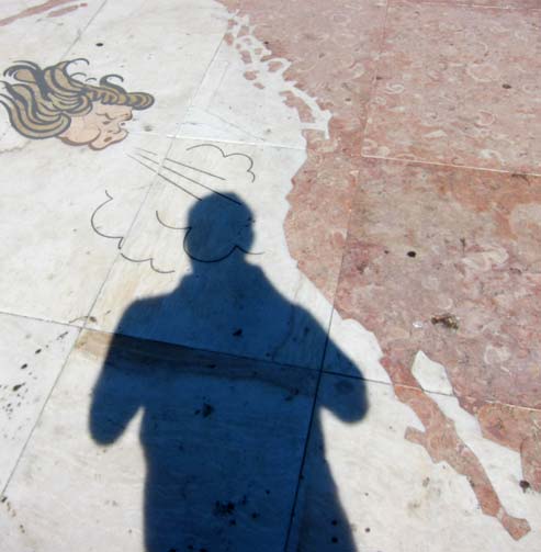 Автопортрет на фоне карты мира у монумента  Энрике Мореплавотелю. (  Португалия.  Фото Лимарева В.Н.) 