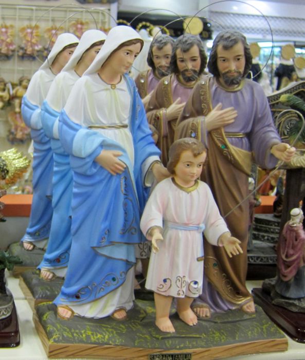 Святое семейство. В сувенирном магазине г. Фатима. Португалия. Фото Лимарева В.Н.