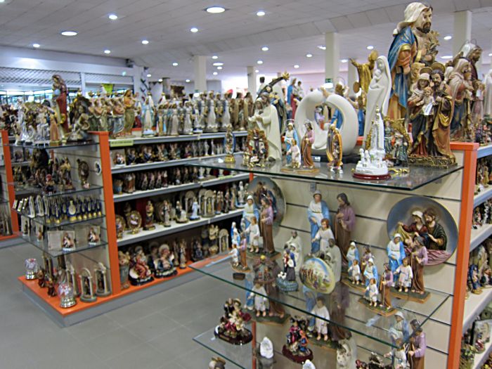 Магазин сувениров в Фатиме. Португалия. Фото Лимарева В.Н.
